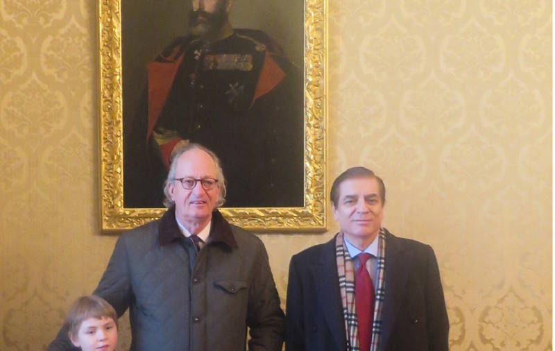 Principele Carol Ferdinand al Romaniei pentru prima oara in vizita la Seful Casei Hohenzollern, gazduit la Castelul Sigmaringen din Germania.