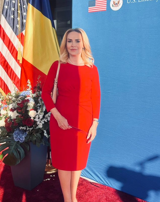 Cum a apărut îmbrăcată Gabriela Firea la recepția organizată de Ambasada SUA la București de Ziua Americii. Cine a însoțit-o la eveniment