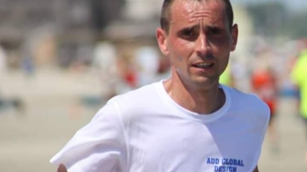 Povestea emoționantă a maratonistului Laurențiu Cobzaru, militarul care aleargă ca să ajute copii bolnavi