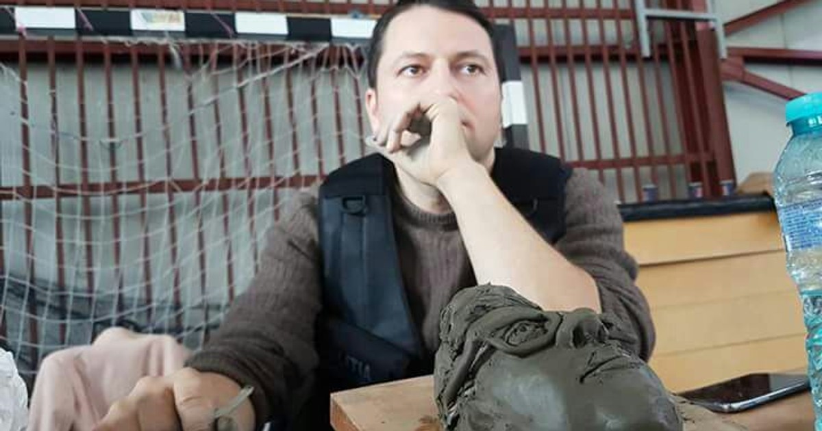 Și-a pus măiestria și harul primit de la Dumnezeu în slujba legii. El este Aurelian Bădulescu, polițistul criminalist pentru care lutul nu mai are secrete.