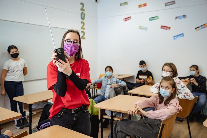 Delia le prezintă elevilor de la clasa a V-a, din Școala Uruguay, unul dintre obiectele care nu ar trebui să ne lipsească din rucsacul de urgență: radioul