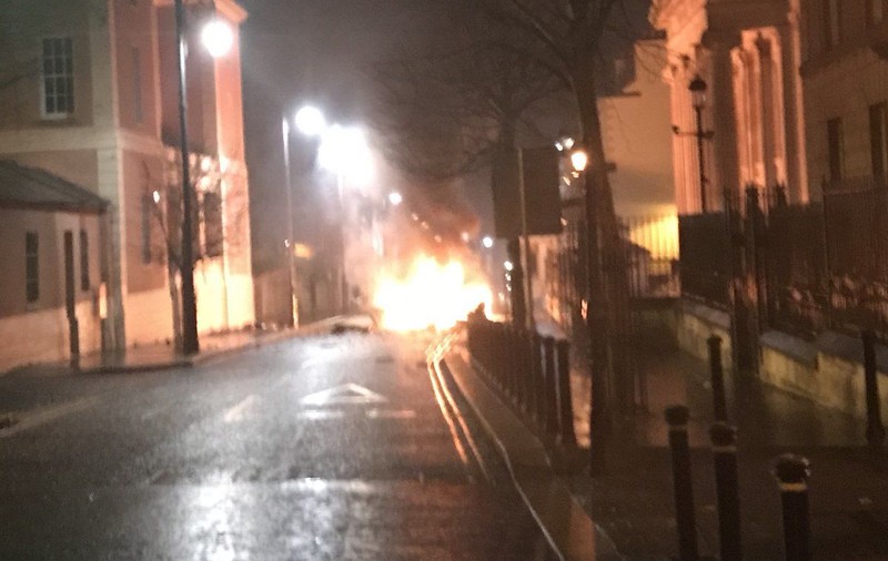 O mașină capcană a explodat într-un oraș din Irlanda de Nord. Poliția a evacuat toată zona