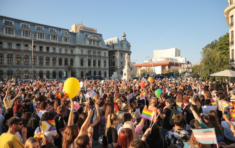 Mii de oameni au defilat la Bucharest Pride, autorizația era pentru 500. Jandarmeria a amendat organizatorul