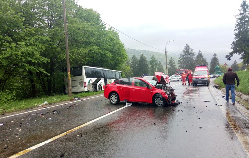 Accident pe DN1! Impact frontal între un autocar cu 11 persoane și un autoturism