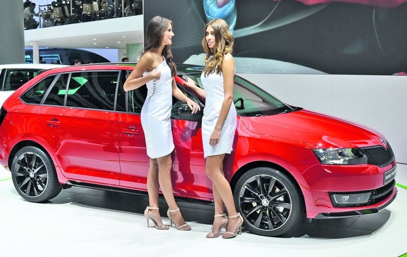 Fetele cu trupuri de sirene câştigă bani buni la Salonul Auto de la Frankfurt! Îşi vând frumuseţea cu 10 € pe oră