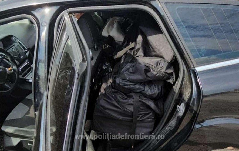 tigari intr-o masina neagra a unui sofer bulgar - Politia de Frontieră