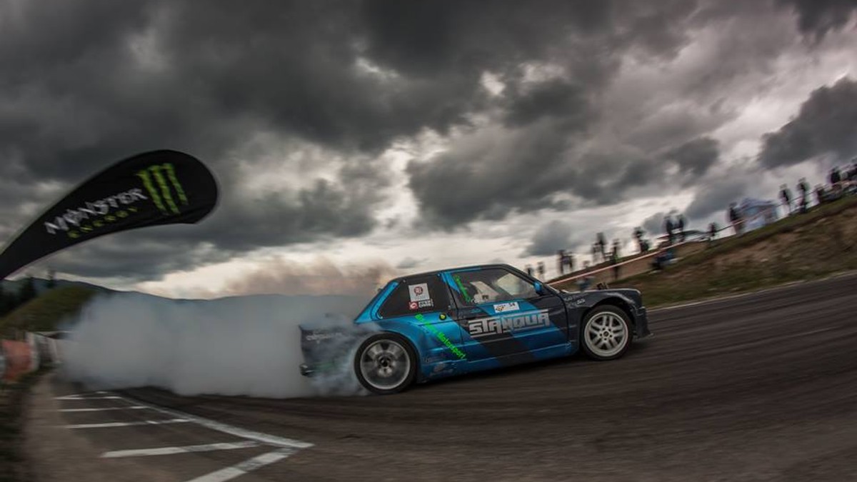 Un tânăr din Dâmboviţa are dosar penal, după ce a făcut drifturi. O mașină care face drift