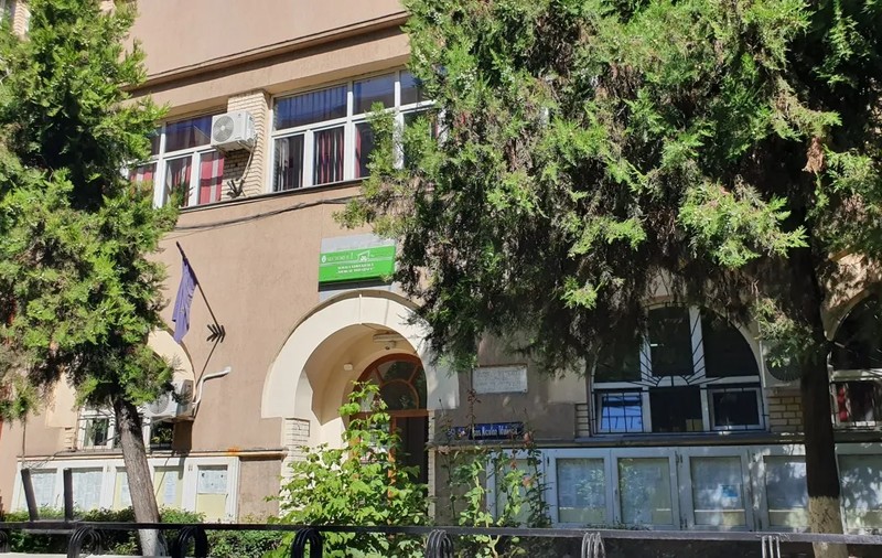 Mama copilului agresat sexual în toaleta școlii spune că directoarea i-a reproșat că a sesizat abuzul în vacanță. „Noi am aflat prea târziu”
