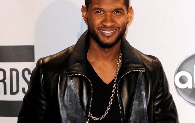 Video | Usher a fost lovit cu tocul în faţă de către o fană