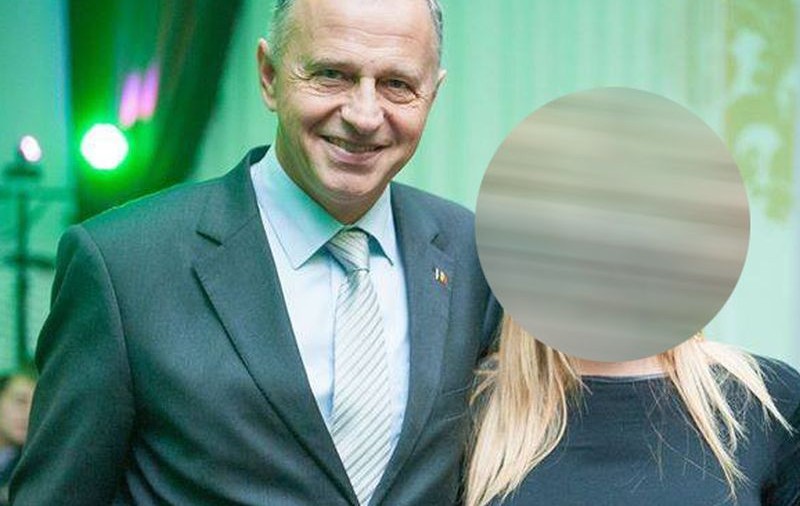 Cine-i blonda care i-a smuls lui Geoană acest zâmbet? 