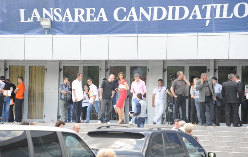Liviu Negoiţă îşi ţine amanta la respect: nici n-a băgat-o în seamă când au fost împreună în public!