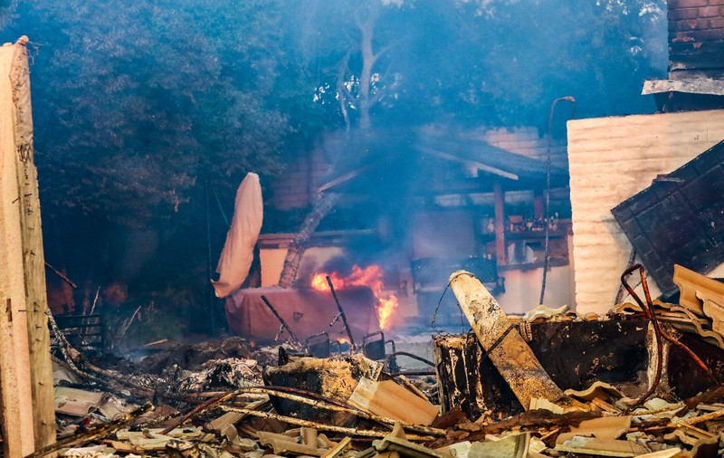 Sudul Californiei, mistuit de un incendiu care a dus la evacuarea a mii de oameni. Focul se întinde pe zeci de hectare 