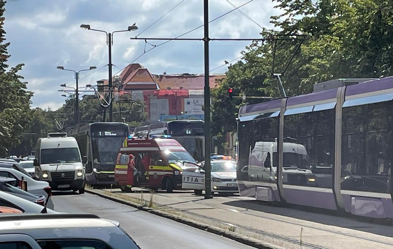 Femeie rănită după ce o bară de susținere dintr-un tramvai nou din Timișoara s-a desprins