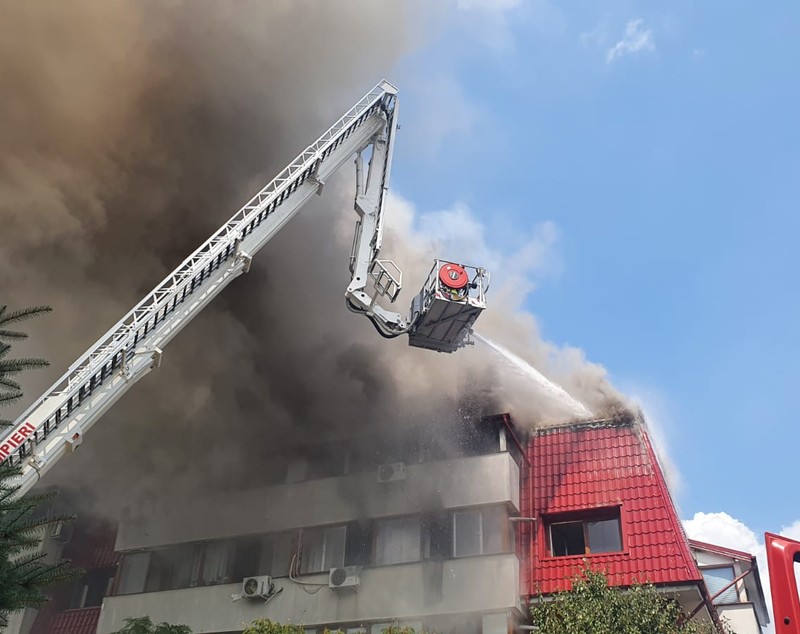 Incendiu la mansarda unui bloc din orașul Popeşti-Leordeni. „Deocamdată, nu avem informații despre pagube”