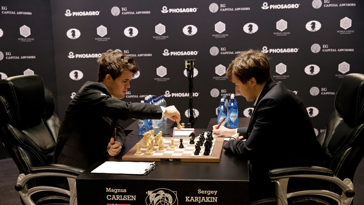 Magnus Carlsen (stânga) și Serghei Kariakin se află la egalitate în meciul pentru titlul mondial. (FOTO: EPA)