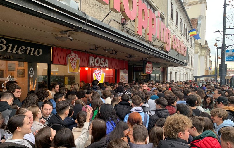Sute de persoane s-au înghesuit în Cluj pentru a prinde shaorma gratis de Black Friday. Coada a depășit 100 de metri