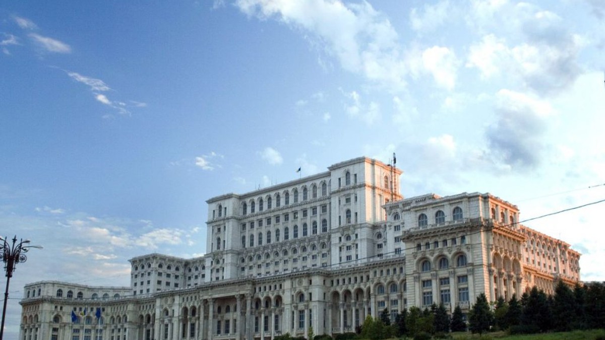 VIDEO Un irlandez băut a intrat în Palatul Parlamentului, după ce a spart un geam. El ar fi crezut că e hotelul lui
