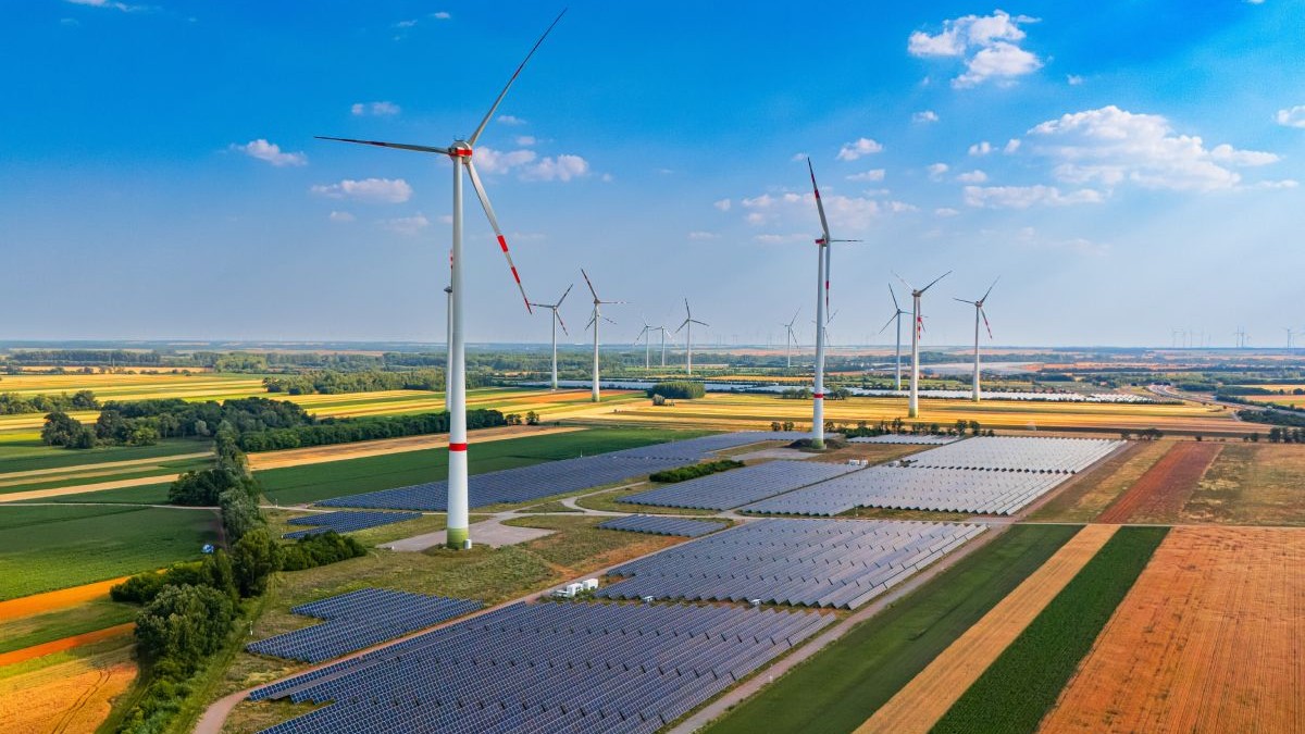 panouri solare și eoliene pe un câmp