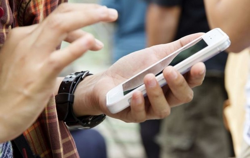Noua metodă de furt: îți împrumută telefonul pentru un apel urgent și apoi fug cât îi țin picioarele