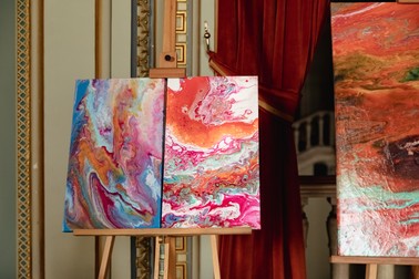Tablourile Simonei Tănase sunt realizate în tehnica pouring sau tehnica artei fluide