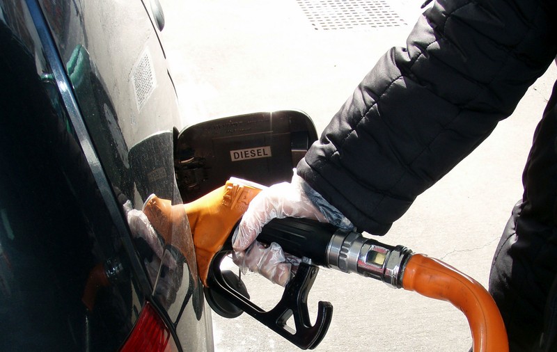 Șofer amendat pentru că a stat prea mult timp în parcarea unei benzinării