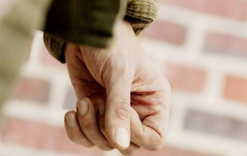 O tânără din Tulcea a fost aruncată de la 30 m şi strânsă de gât