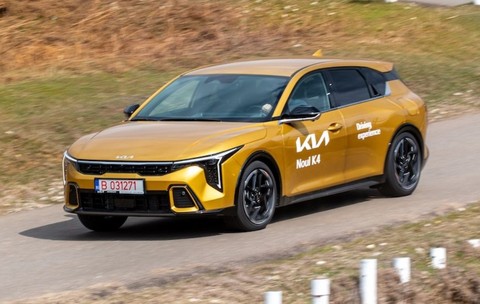 masina marca kia merge pe drum de o banda fara trafic