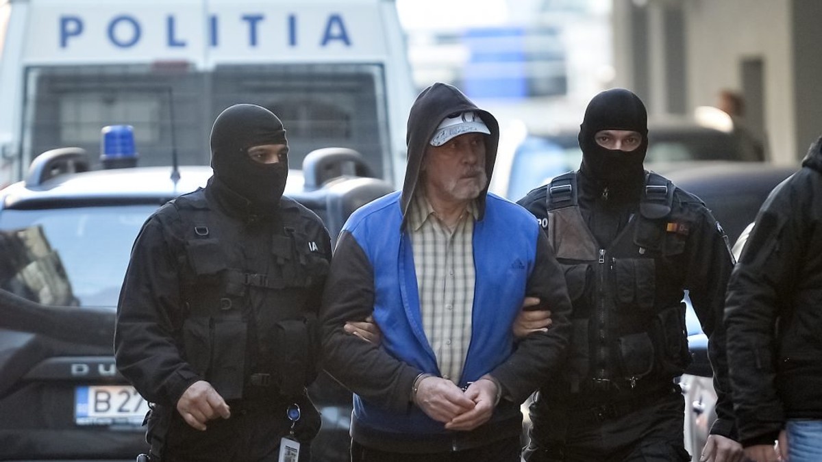 Ce a făcut Dincă în arestul Poliției Capitalei. ”Monstrul din Caracal” s-a spovedit unui preot, a mâncat de la ”cazan” și și-a revăzut vreo doi amici
