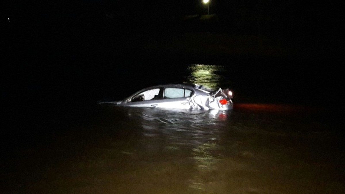 Mașină căzută în Olt. Două tinere s-au urcat pe plafon ca să se salveze