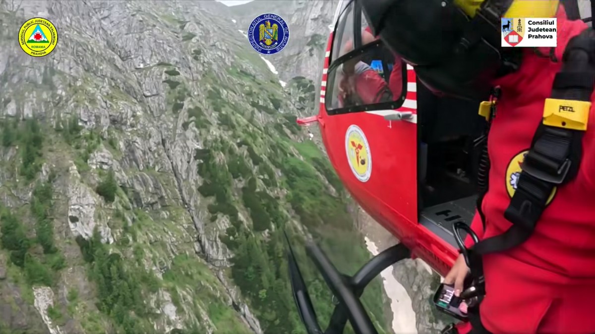 Un elicopter Smurd intr-o interventie pe munte