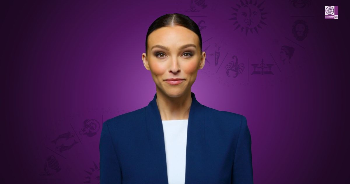 Maria, avatarul creat de Inteligența Artificială, îmbrăcată cu o bluză albă și un sacou bleumarin, pe fundal mov, care prezintă horoscopul săptămânal