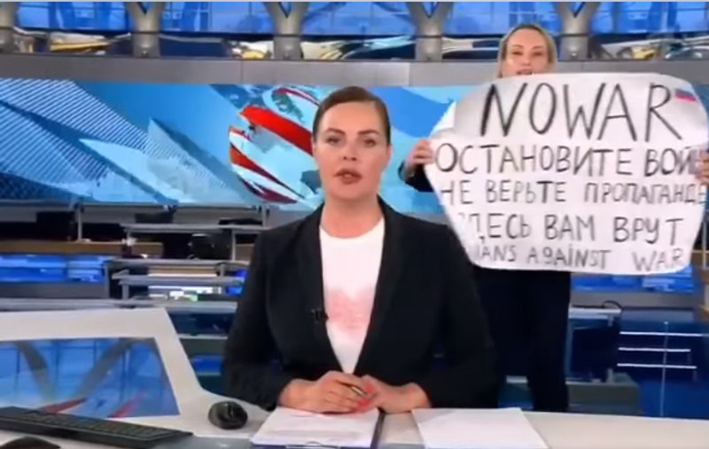 „Nu credeți în propagandă. Sunteți mințiți”. O jurnalistă a intrat  în studio în timpul știrilor live de la cea mai mare televiziune din Rusia, cu un mesaj antirăzboi