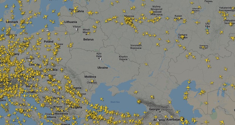 Spațiul aerian este închis deasupra UCrainei, dar și în vestul Rusiei FOTO: Flightradar24
