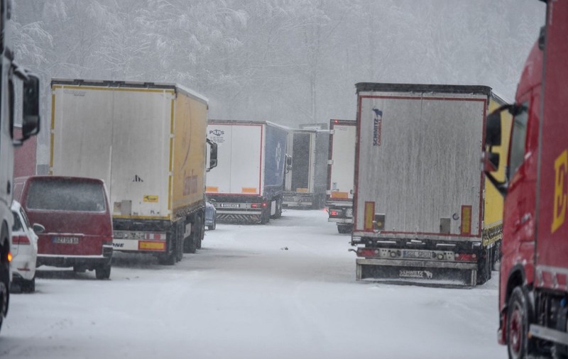 Șofer de TIR angajat în România, trăiește de 4 luni în cabină, în Austria și Germania