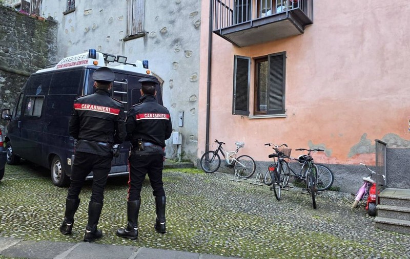 O româncă de 40 de ani a lovit și a mușcat polițiștii care încercau să o oprească să fure un televizor, în Italia