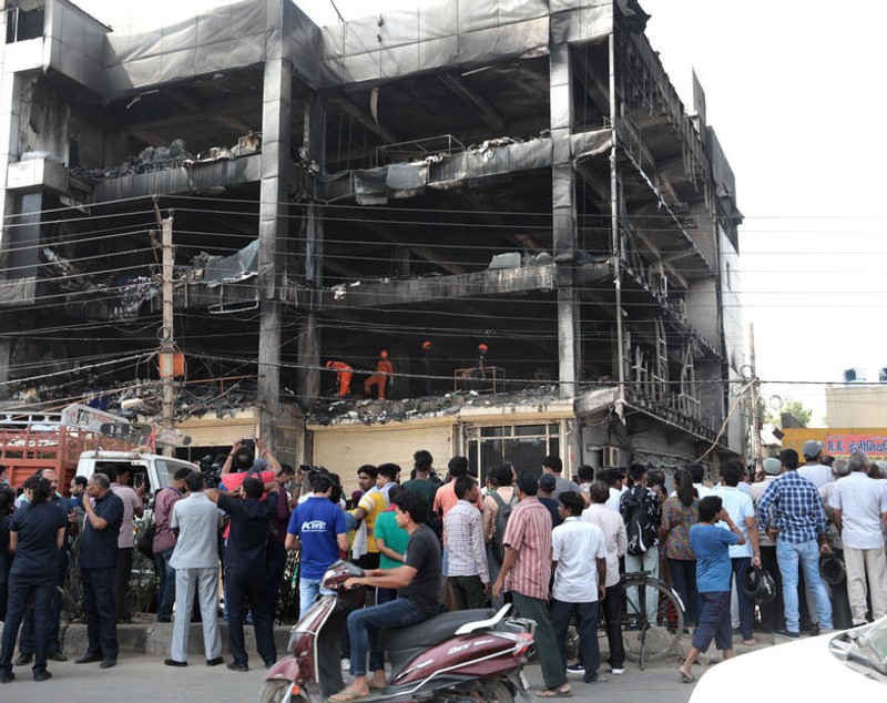 Clădire de birouri din Delhi, mistuită de incendiu. Sunt 27 de morți și zeci de dispăruți