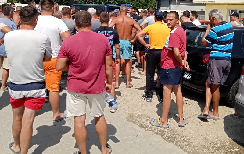 Protest spontan în fața Primăriei Lungulețu. Apele Române acuză fermierii că fură apă și avertizează că aprovizionarea bucureștenilor cu apă e în pericol