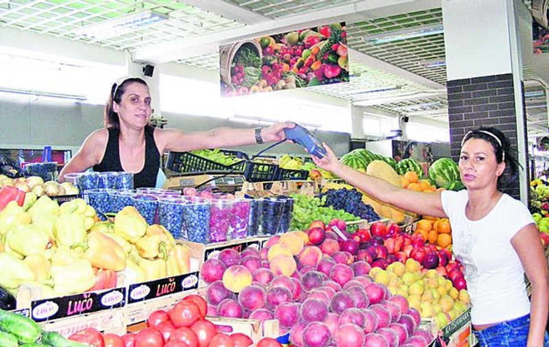 Comercianţii din pieţe au trecut pe tehnologie modernă l Nu mai cer bani cash cumpărătorilor: «La taraba mea se plăteşte cu cardul»