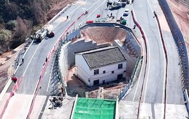Chinezii au construit o autostradă în jurul casei unui bătrân care a refuzat oferta guvernului și n-a vrut să vândă locuința