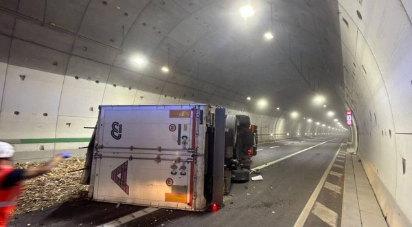 Șoferul român de TIR a murit pe loc. Sursă foto: Polizia Stradale.