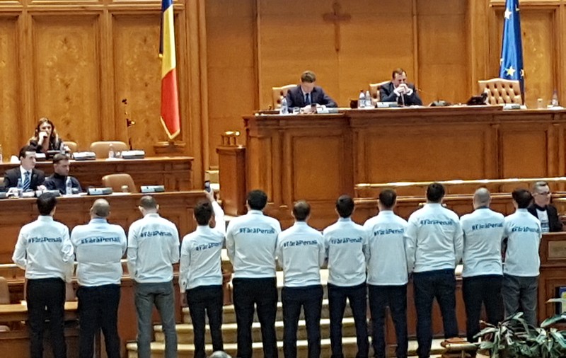 UPDATE. Legile justiției au fost votate în Camera Deputaților; USR, protest cu tricouri inscripționate #farapenali (FOTO /VIDEO)