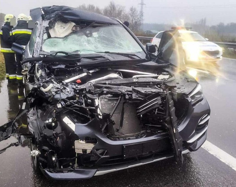 Un român cu BMW X5 a aruncat în șanț o dubă Iveco, pe o autostradă din Ungaria. Mașinile s-au făcut praf, șoferii au scăpat nevătămați