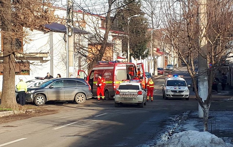 Galaţi: Poliţişti la spital, după ce maşina cu care patrulau a fost lovită de un alt autoturism / FOTO