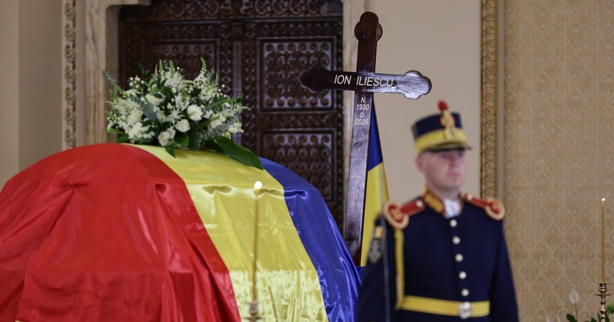 Ion Iliescu și crucea de la Palatul Cotroceni FOTO Vlad Chirea
