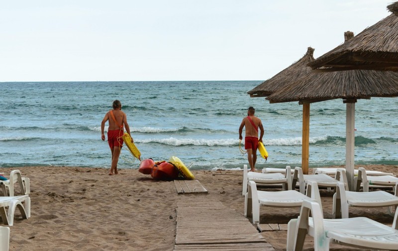 Apel al salvamarilor, după o zi neagră pe litoral, cu 4 oameni înecați și salvări la limită. „Nu putem face față! Ba că ei au plătit hotel, ba că ei trebuie să intre în apă…”