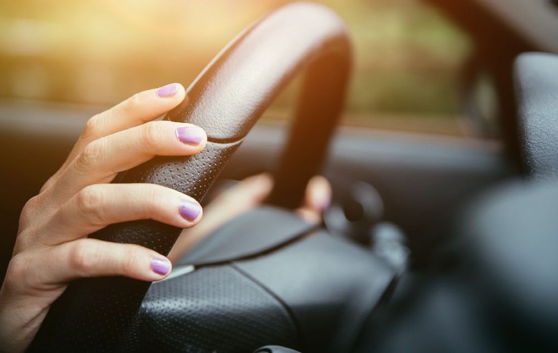 „Am făcut ceva greșit?” O șoferiță a povestit îngrozită cum mașina ei modernă a frânat singură pe autostradă, la viteze mari, de mai multe ori