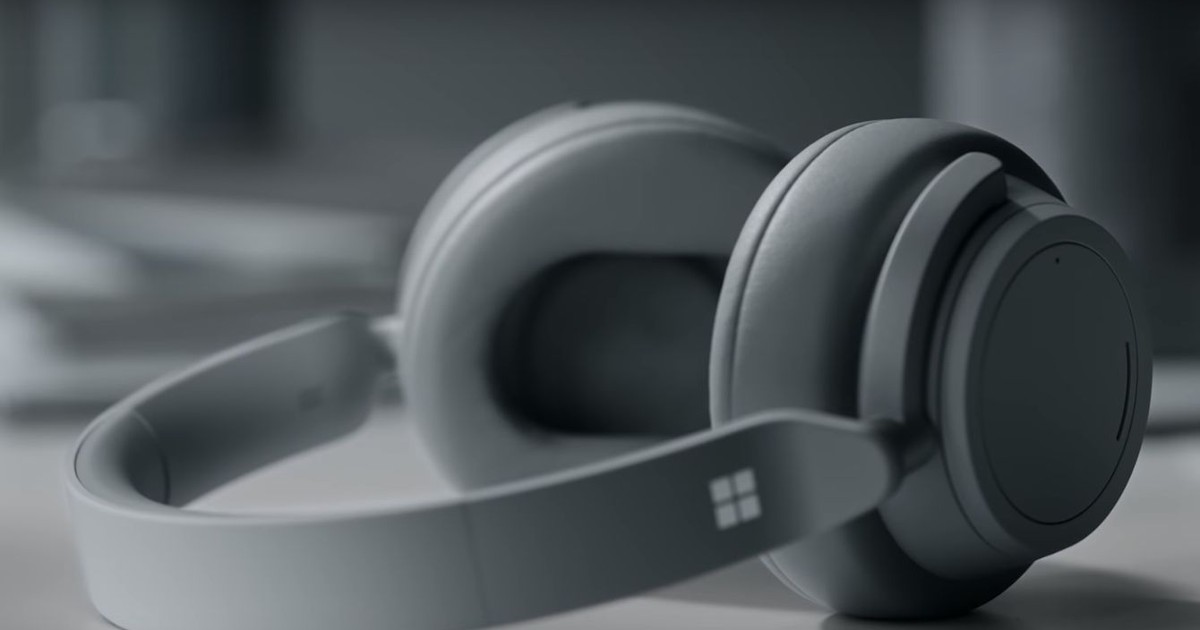 Microsoft a lansat o pereche de căști inteligente, numite Surface Headphones, dotate cu asistentul digital Cortana. Alături de acestea a mai lansat tableta Surface Pro 6, laptopul Surface Laptop 2 și desktopul Microsoft Studio 2. Căști Surface Headphones gri pe masă