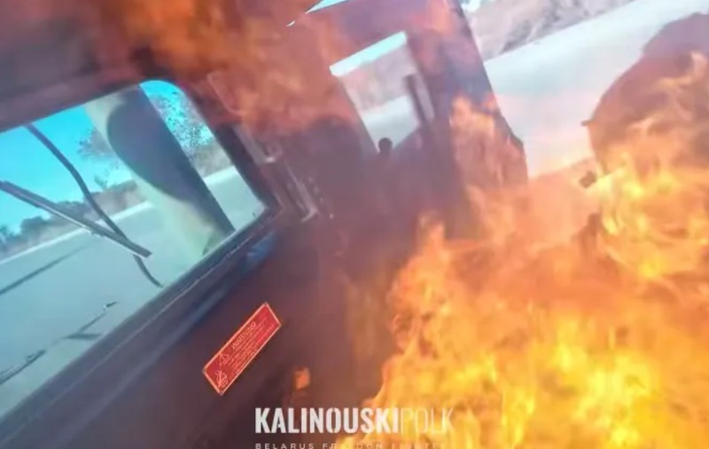 Momentul în care soldați ucraineni, cuprinși de flăcări, sar dintr-un Humvee lovit de dronă