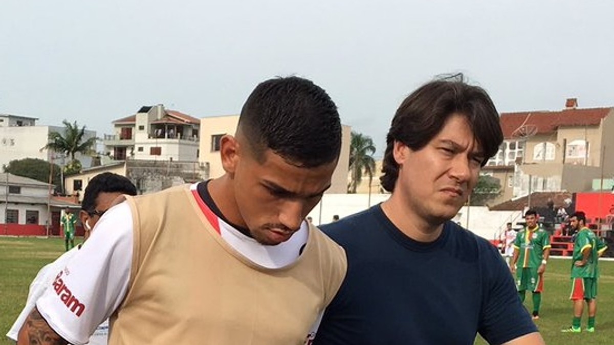 Un fotbalist a fost arestat chiar în timpul meciului! A fost închis pentru sechestrare de persoane și fărădelegi cu carduri!