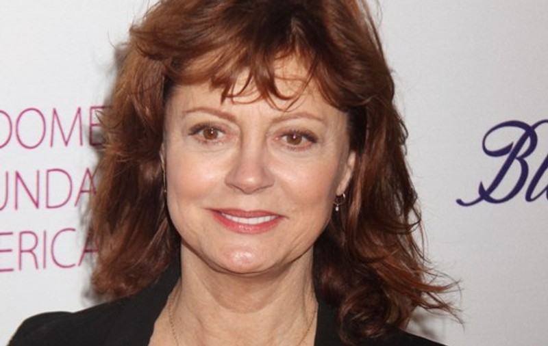 Şi-a făcut operaţii estetice şi şi-a tras un iubit mai tânăr cu 31 de ani ca ea. Iată cum arată actriţa Susan Sarandon la 65 de ani!